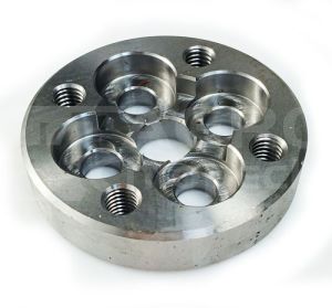 J905820 Adapter sprzęgła pompy 